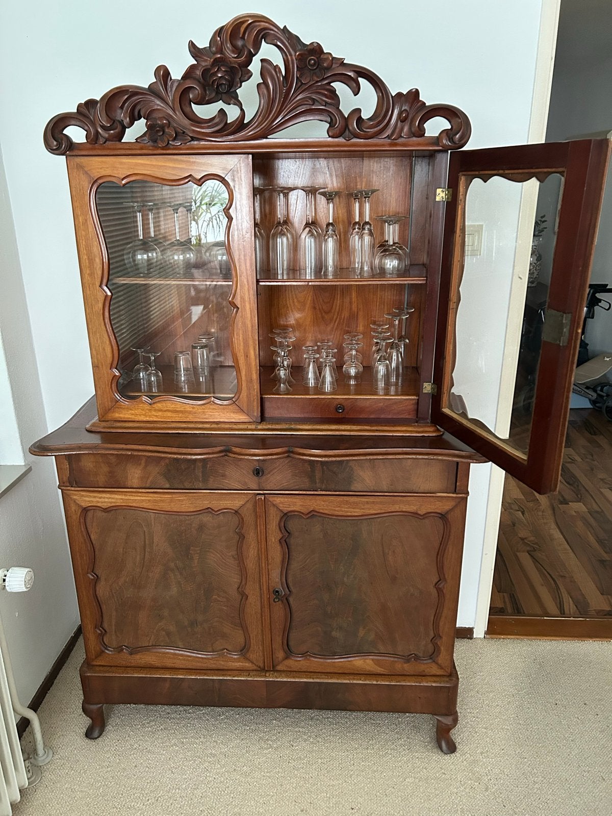 Antieke houten vitrinekast met sierlijk houtsnijwerk, Ophalen