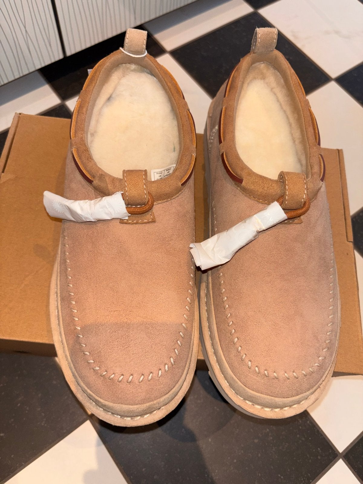 Nieuwe UGG Tasman Crafted Regenerate  Maat 43, Bruin, Nieuw, Ophalen of Verzenden, Pantoffels of Sloffen