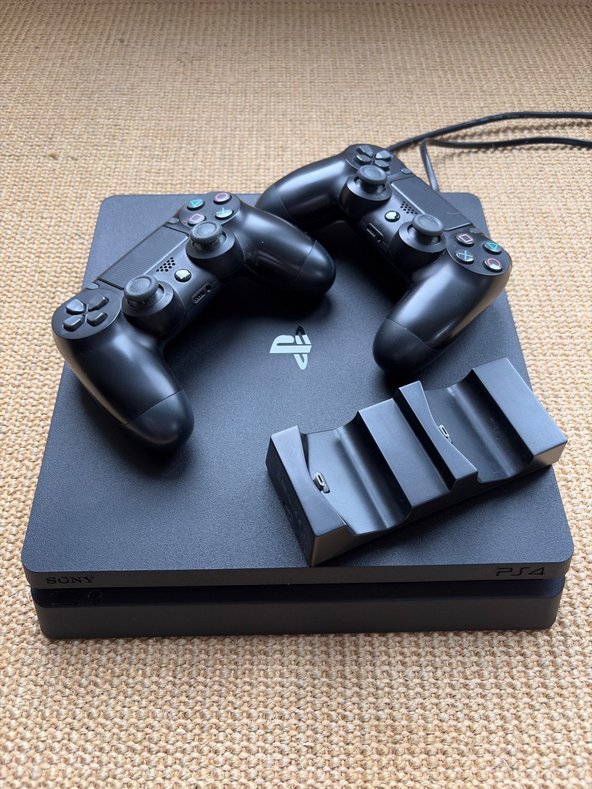 PlayStation 4 Slim met 2 controllers en oplaadstation, Met 2 controllers, Ophalen of Verzenden, Slim, 500 GB