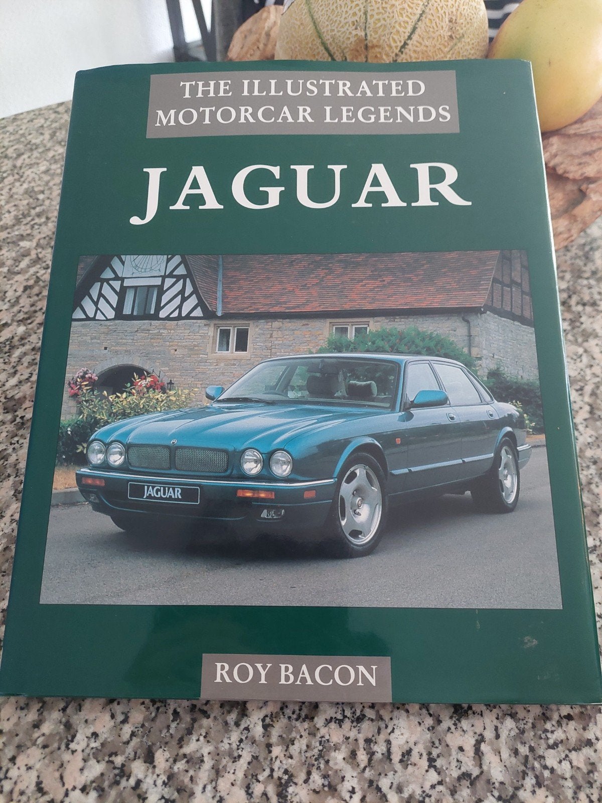 THE ILLUSTRATED MOTORCAR LEGENDS JAGUAR  ROY BACON., Boeken, Ophalen of Verzenden, Zo goed als nieuw, Overige merken