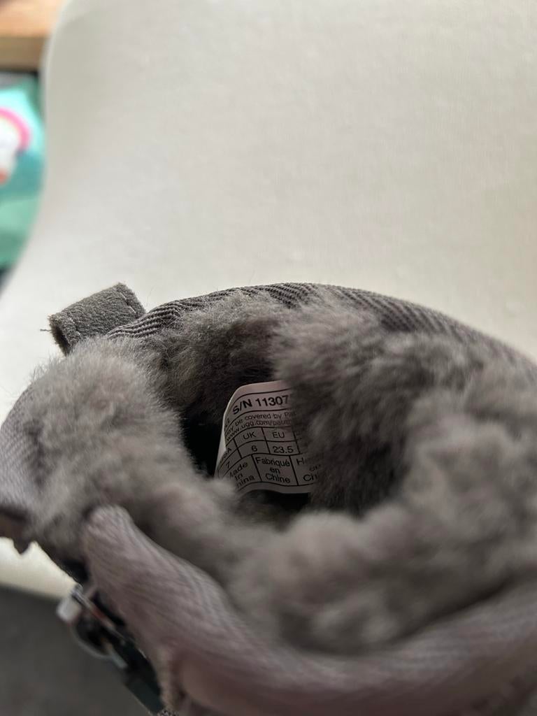 Nieuwe grijze Uggs voor klein kind, Jongetje of Meisje, Laarsjes, Nieuw, Ophalen of Verzenden
