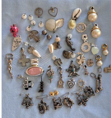 Ca 50 bedeltjes en hangertjes, Overige merken, Overige materialen, Ophalen of Verzenden, Zo goed als nieuw
