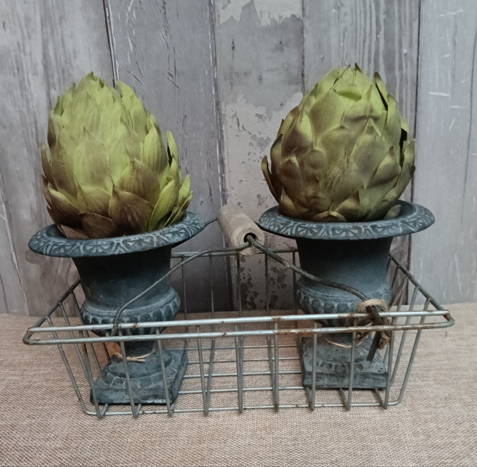 Vintage mandje met gietijzeren potjes en kunst artisjokken, Ophalen of Verzenden