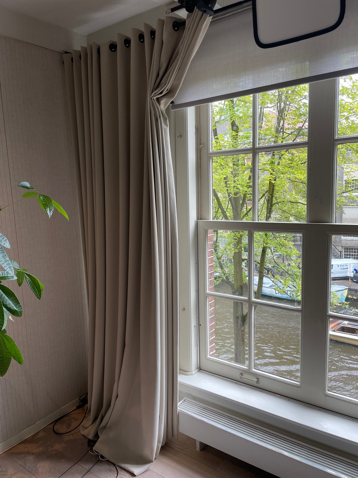 2x HEMA joure verduisterende gordijnen zandkleur met roede, Huis en Inrichting, Ophalen, Met ringen, Gebruikt, Overige merken