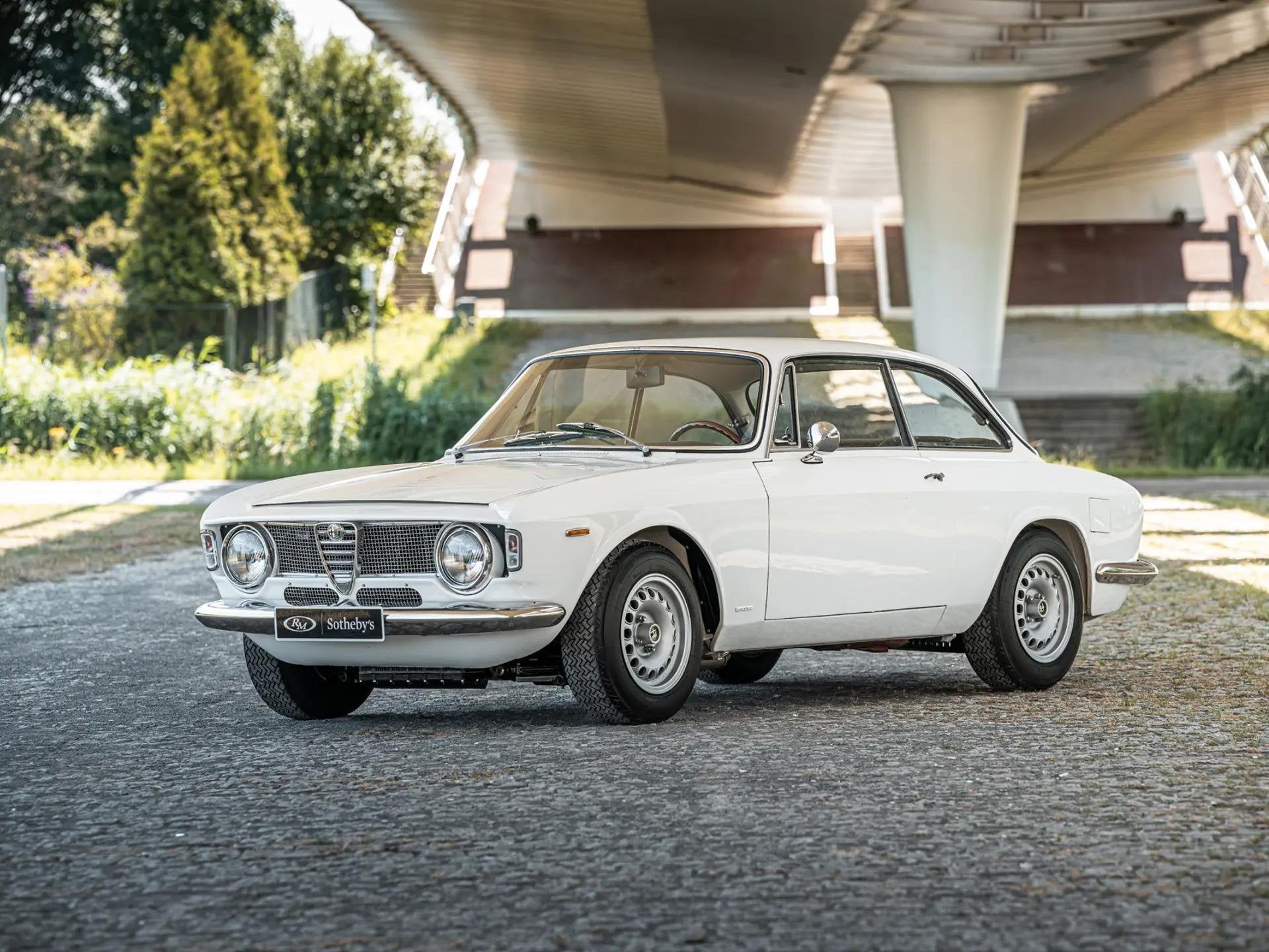 Alfa Romeo Giulia GTA 1300 Junior By Bertone, Auto's, 970 kg, Gebruikt, Zwart, 4 cilinders