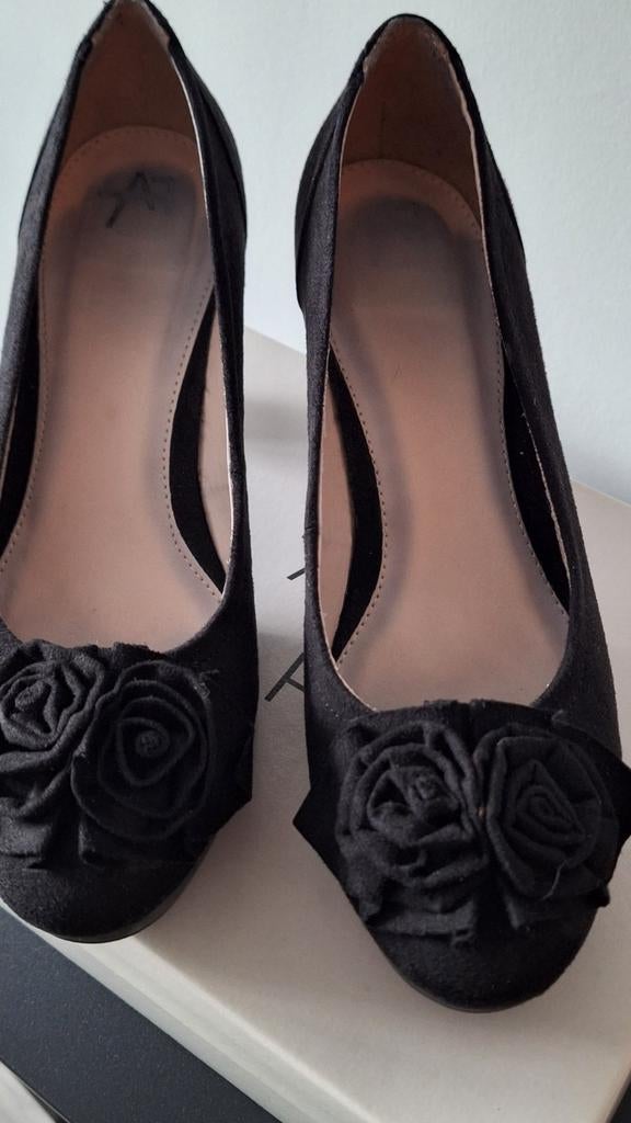 Zwarte pumps met roosjes - Maat 38 - Zo goed als nieuw, Zwart, Ophalen of Verzenden, Zo goed als nieuw, Pumps