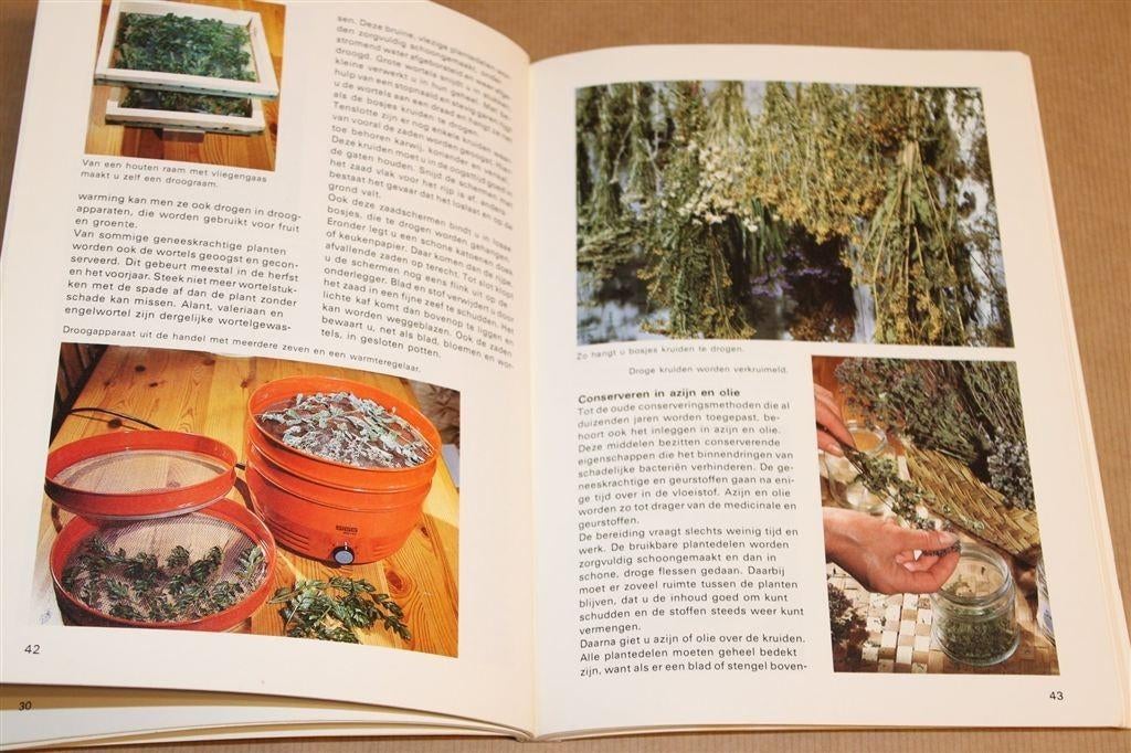 Kruiden Kweken in de Bio-tuin — Handleiding met 150 Foto\'s, Boeken, Ophalen of Verzenden, Gelezen, Tuinieren en Tuinplanten