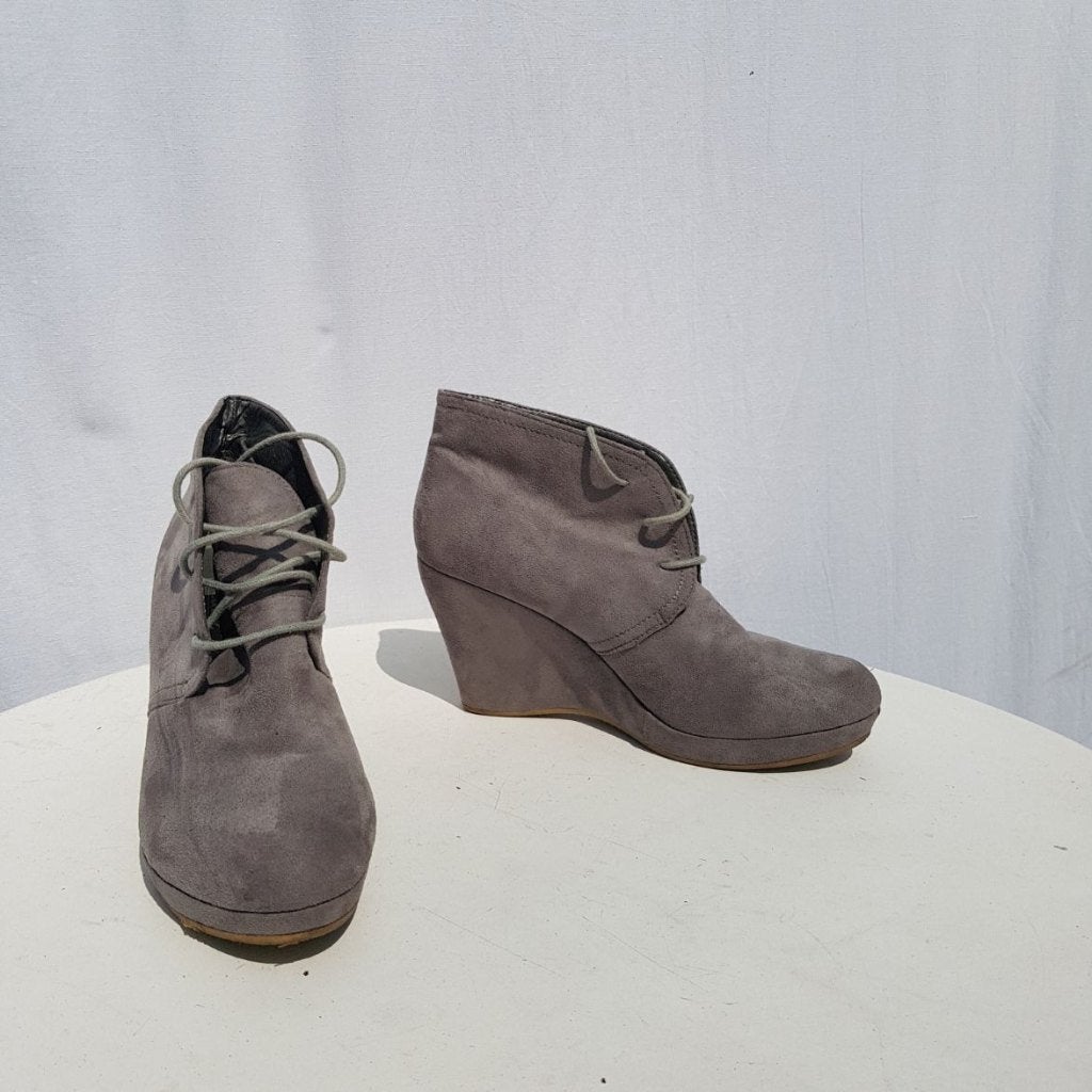 Gave grijze schoenen, sleehak. mt 41. Merk Pearlz, ., Lage of Enkellaarzen, Ophalen of Verzenden, Zo goed als nieuw