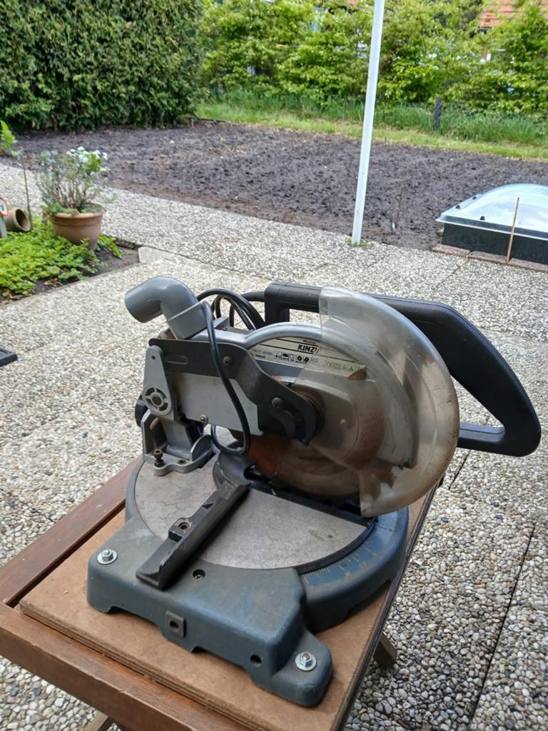 Kinzo Afkortzaag - Krachtige Zaag voor Diverse Klussen, Gebruikt, Kinzo, 600 tot 1200 watt, Ophalen of Verzenden