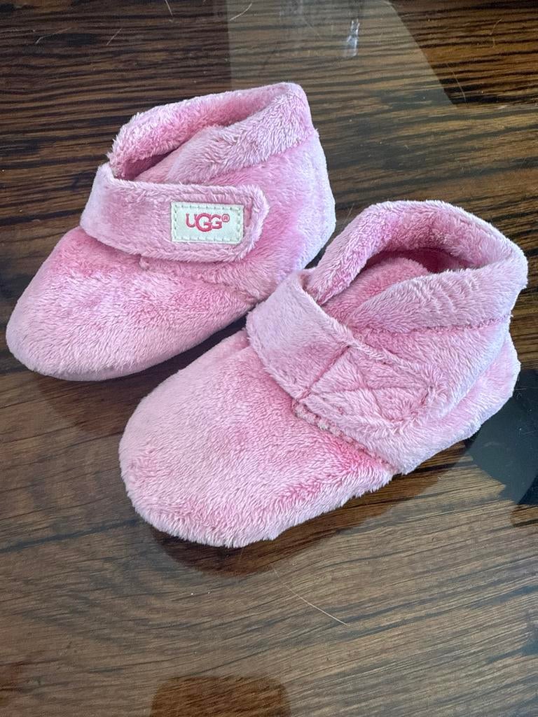 Roze UGG sloffen voor baby's - Maat 20.5, Kinderen en Baby's, Babykleding | Schoentjes en Sokjes, Ophalen of Verzenden, Zo goed als nieuw