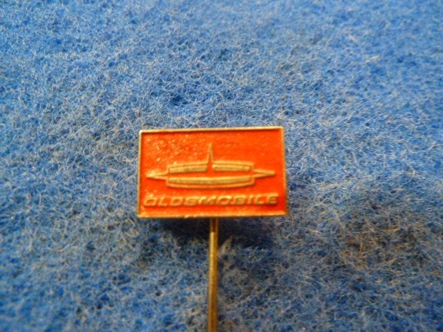 Speldje Oldsmobile, Verzamelen, Speldjes, Pins en Buttons, Ophalen of Verzenden, Zo goed als nieuw, Overige onderwerpen