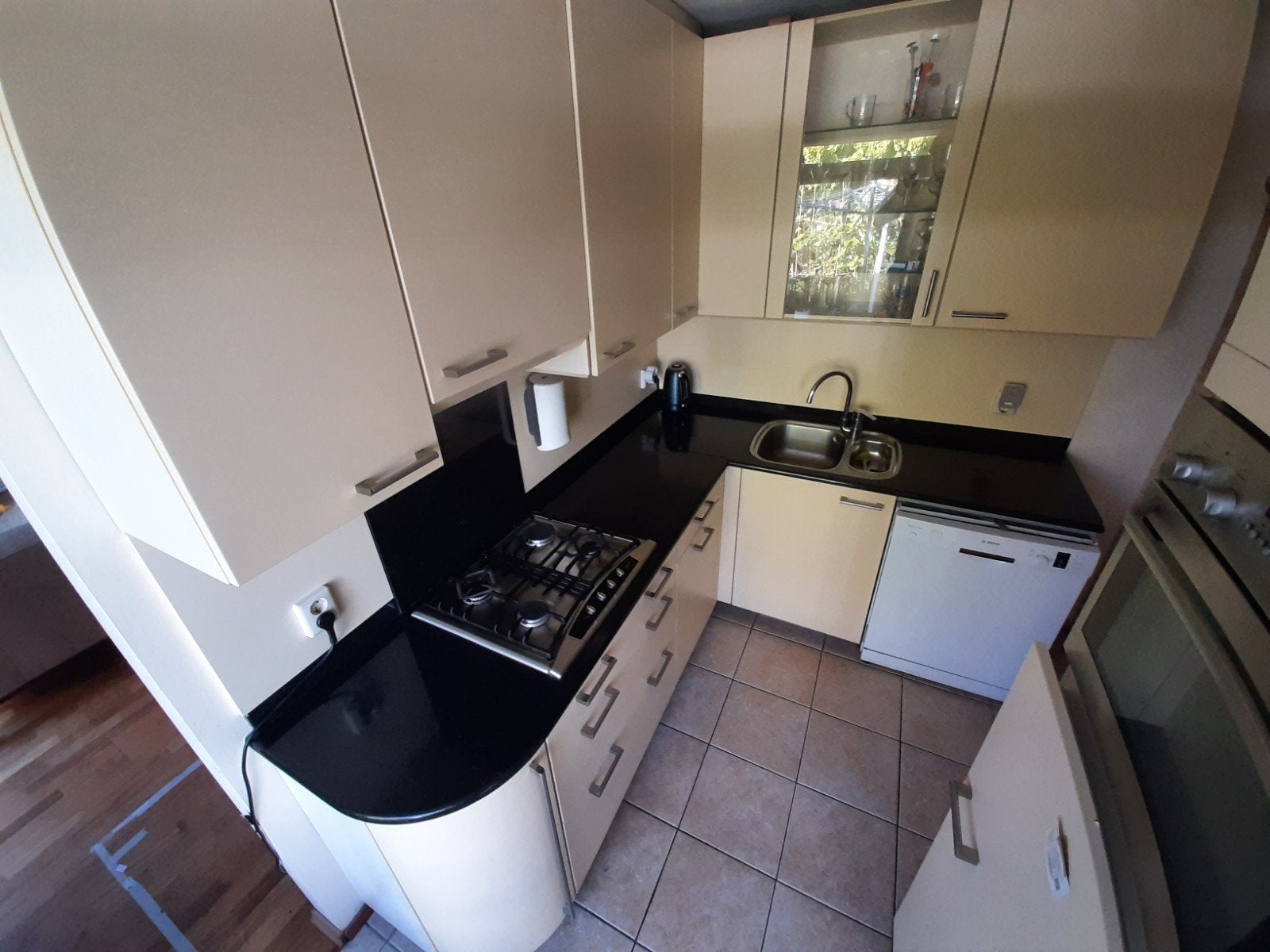 Leicht design keuken met composiet blad en apparatuur, Ophalen, Gebruikt, Hoekkeuken, Crème