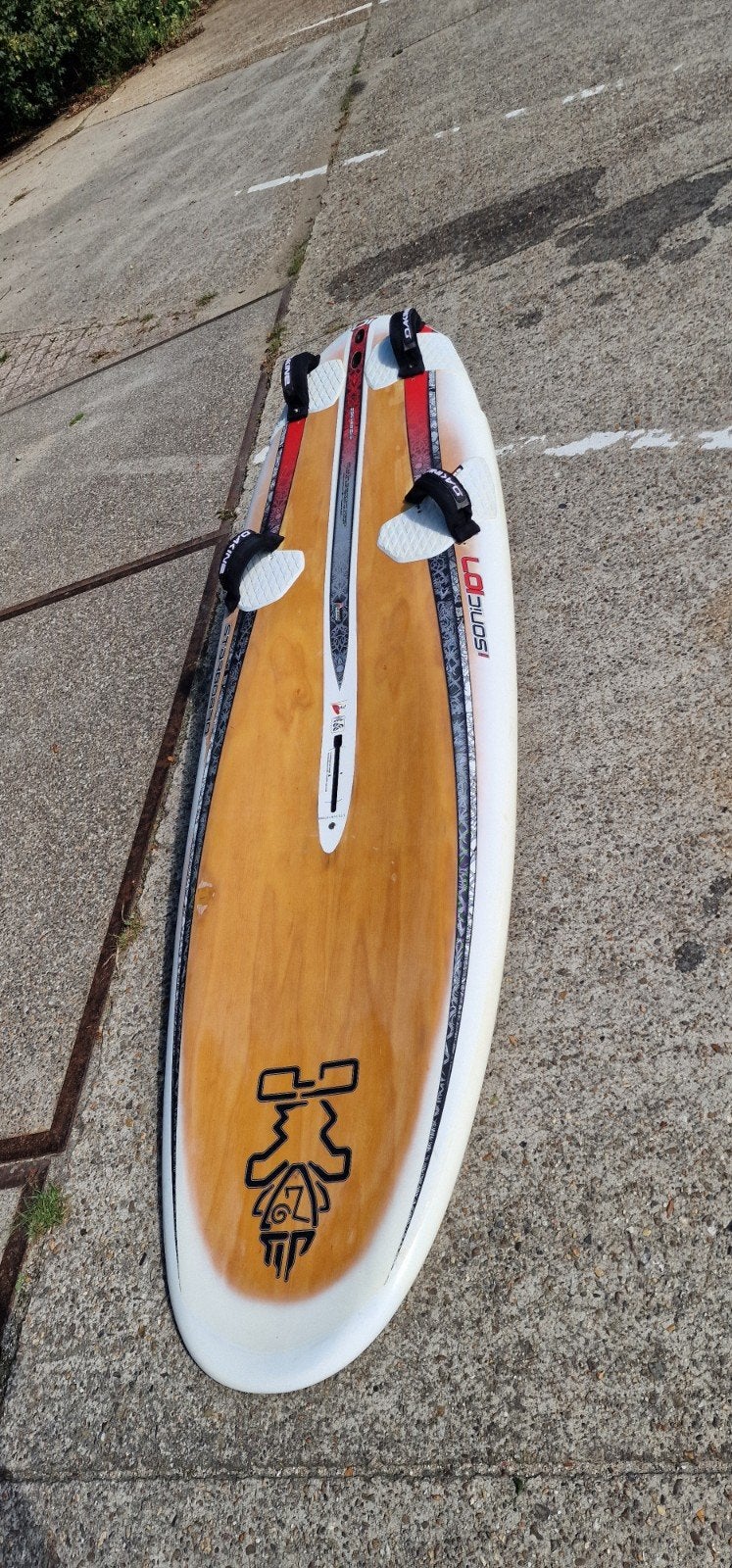 Verschillende zeilen, boards, masten, gieken en vinnen
Winds