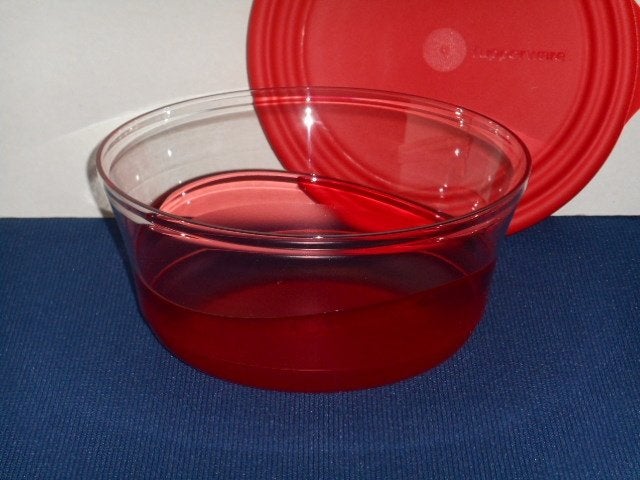 Tupperware Eleganzia Kom 2,3 L. Rood, Nieuw, Ophalen of Verzenden, Met deksel, Bak of Kom