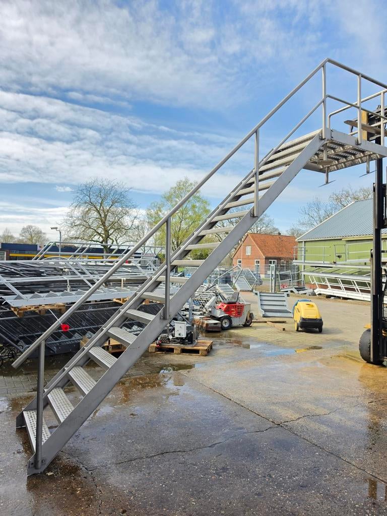 RVS trap met bordes. Hoog 3,75 mtr. Nor038, Ophalen, 2 tot 4 meter
