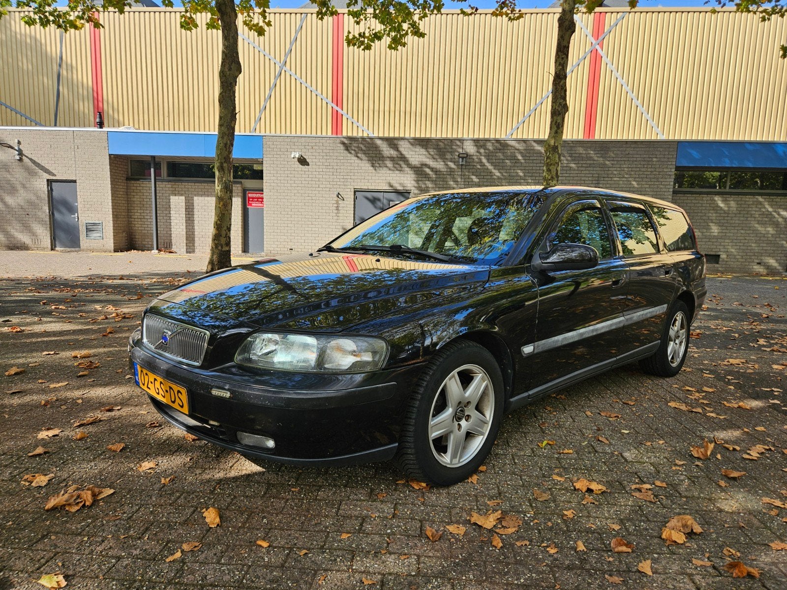 Volvo V70 2.4 T 200PK AUT 2001 Zwart, Auto's, 1800 kg, Zwart, Zwart, 2435 cc