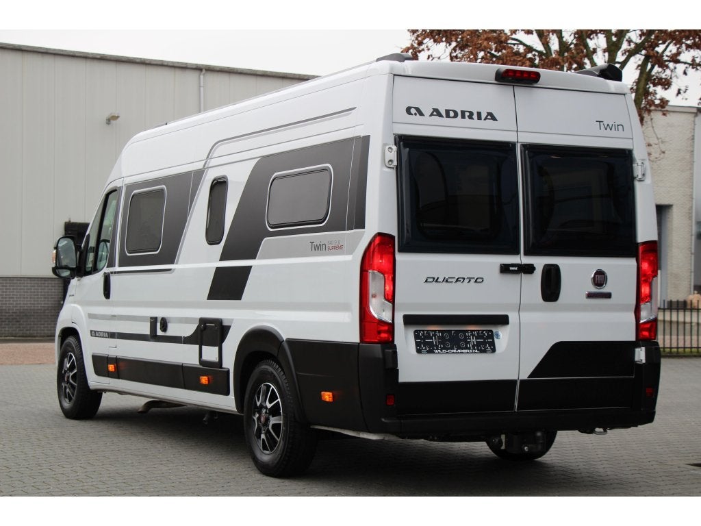 Adria Twin Supreme 640 SLB - 160PK AUT - ENKELE BEDDEN, Caravans en Kamperen, Campers, Automaat, Buscamper of Camperbus, Ringverwarming