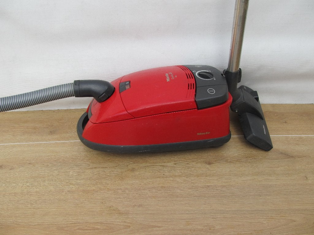 Krachtige 1600 watt Miele stofzuiger rood Type Cat & Dog Plu, Gebruikt, Miele, Geschikt voor tapijt, Sledestofzuiger