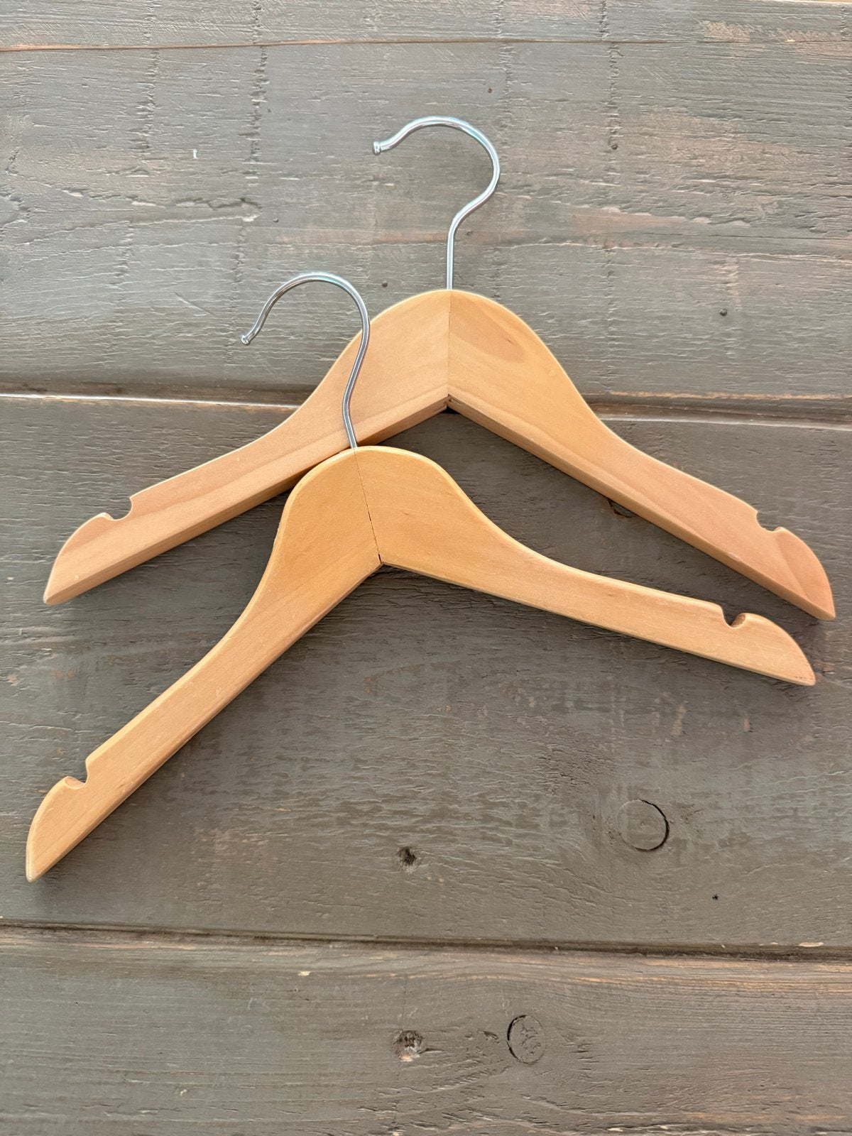 500 baby kledinghangers en 100 broekhangers, Ophalen of Verzenden, Gebruikt, Hout, Kinderen