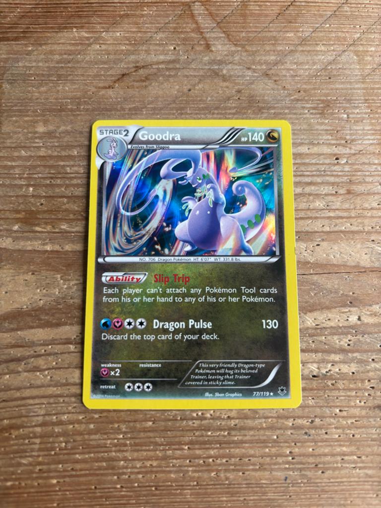 Goodra Holo Pokémon Kaart - Phantom Forces 77/119, Ophalen of Verzenden, Zo goed als nieuw, Losse kaart, Foil
