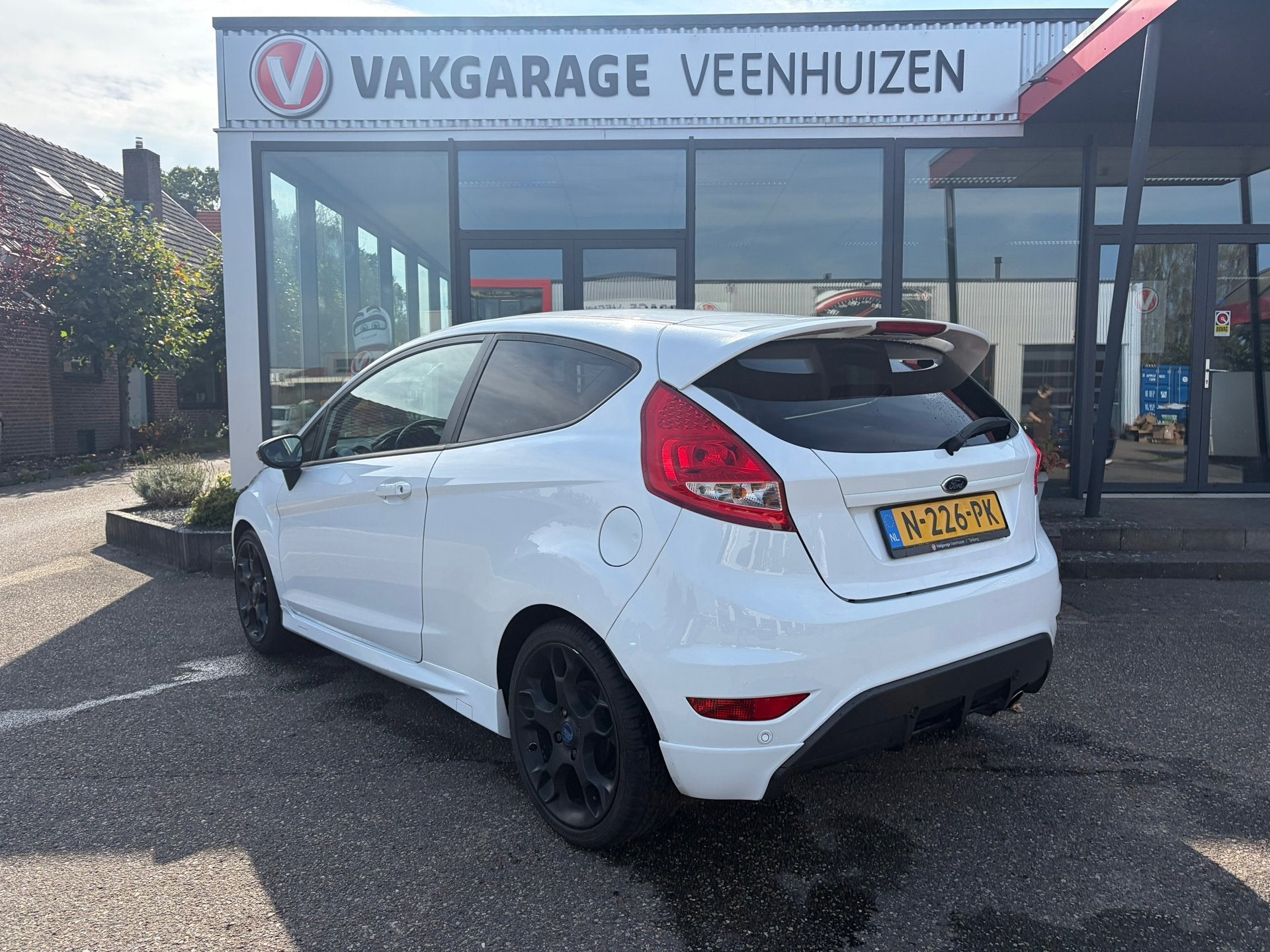 Ford Fiesta 1.6 Metal|Nieuwe APK|Leder|Sensoren|, Auto's, 135 pk, Gebruikt, 4 cilinders, Wit