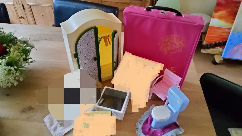 2 vintage Barbie Sindy Fleur groen+ roze koffers kast toilet, Verzamelen, Ophalen of Verzenden, Gebruikt, Fashion Doll