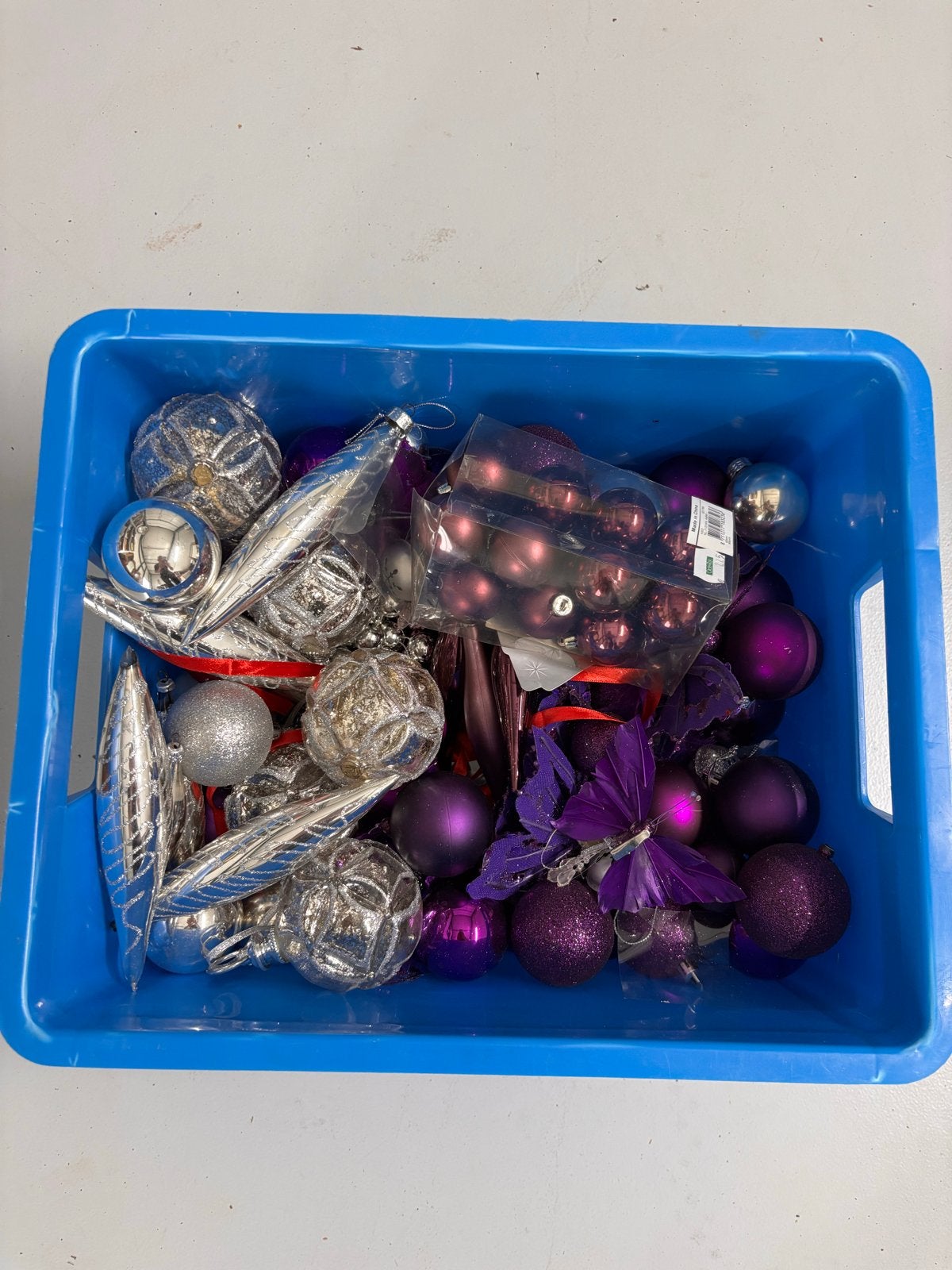 Paarse en zilveren kerstballen en versiering, Ophalen