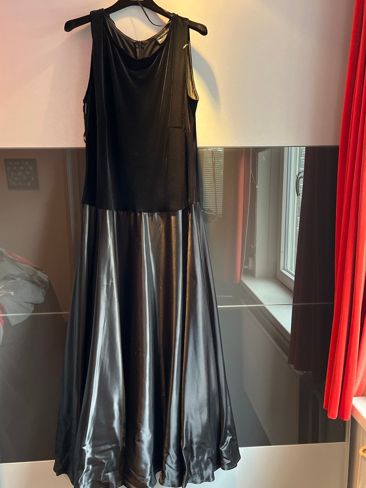 Chou Chou Zwart Fluweel Jurk met Glanzende Rok en Jasje, Kleding | Dames, Ophalen of Verzenden, Gedragen, Maat 42/44 (L), Zwart