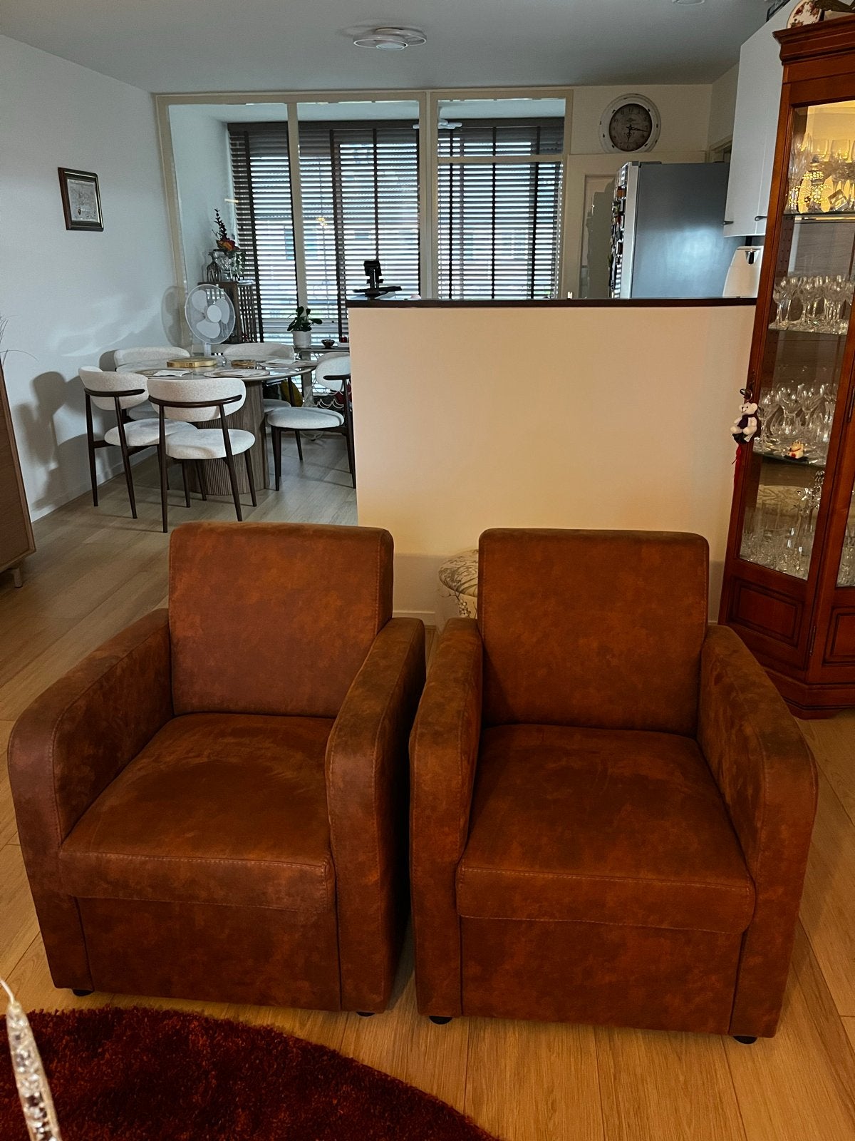 Twee comfortabele fauteuils in bruin kunstleer, Ophalen, Kunststof, 75 tot 100 cm, Zo goed als nieuw