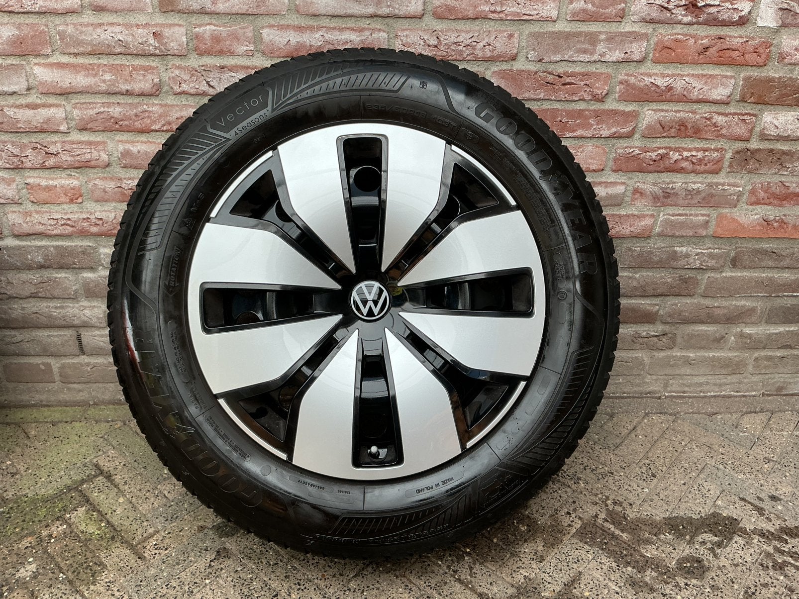 ID BUZZ all season 18 inch banden incl velg + wieldoppen, Ophalen, 18 inch, Gebruikt, 255 mm