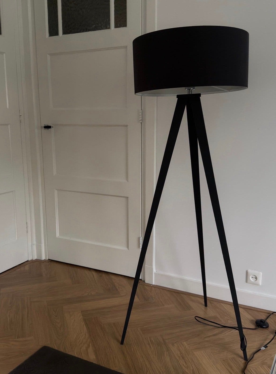 Stijlvolle Zwarte Tripod Vloerlamp - 144 cm hoog, Ophalen, Gebruikt, Metaal, 100 tot 150 cm