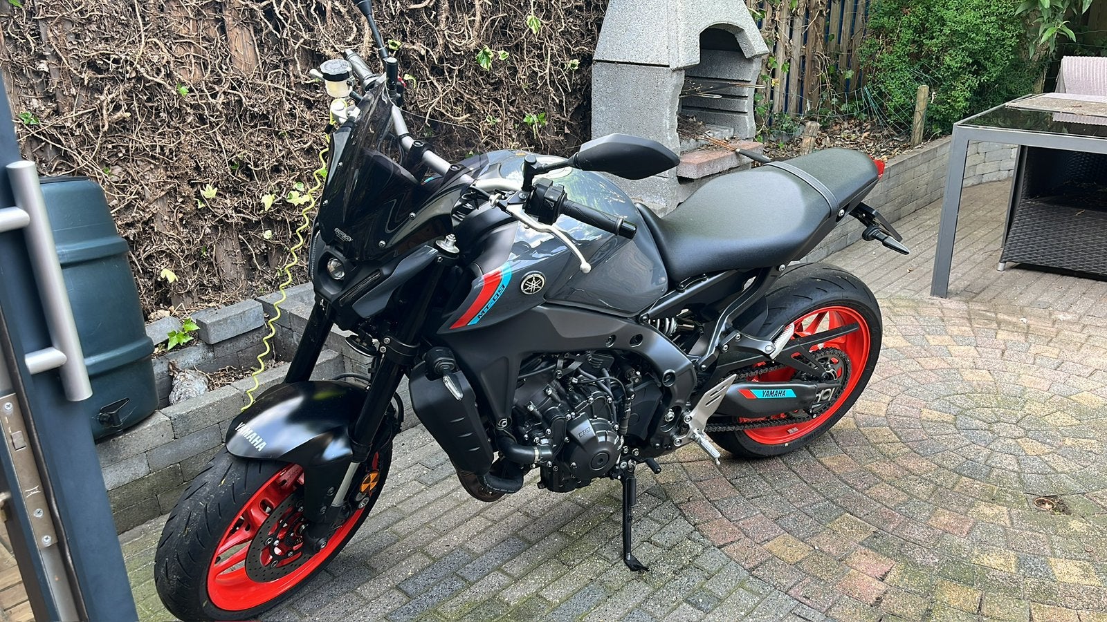 Yamaha Mt-09 2022 met 3200km! Nieuwstaat!, Auto's, Mitsubishi, Voorwielaandrijving, Stof, Wit, Origineel Nederlands