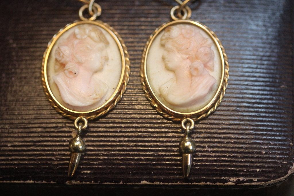 Antieke gouden oorbellen camee cameo peau d'ange koraal, Ophalen of Verzenden, Goud, Oorbellen