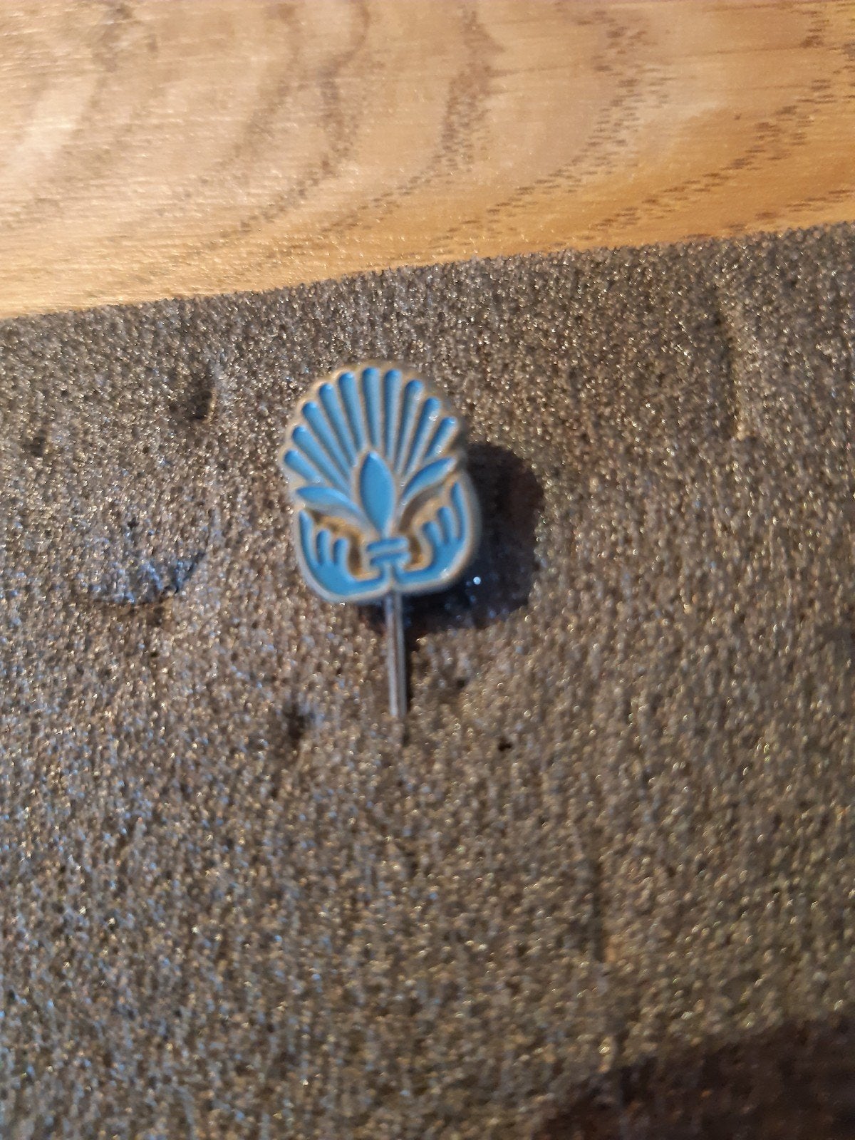Vintage speldje met blauw schelp- of bloemmotief, Verzamelen, Ophalen of Verzenden