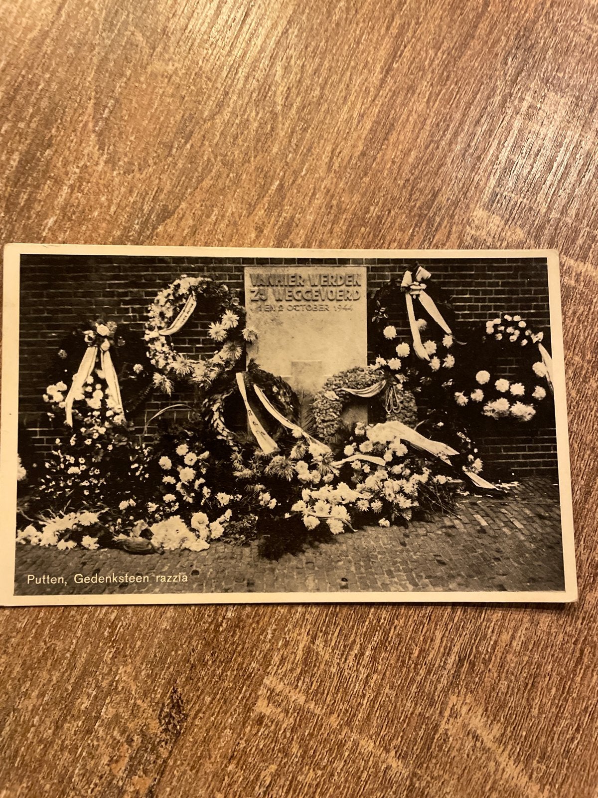 Oude ansichtkaart Putten, Gedenksteen razzia (1944), Verzamelen, Ophalen of Verzenden, 1940 tot 1960, Gelopen, Gelderland