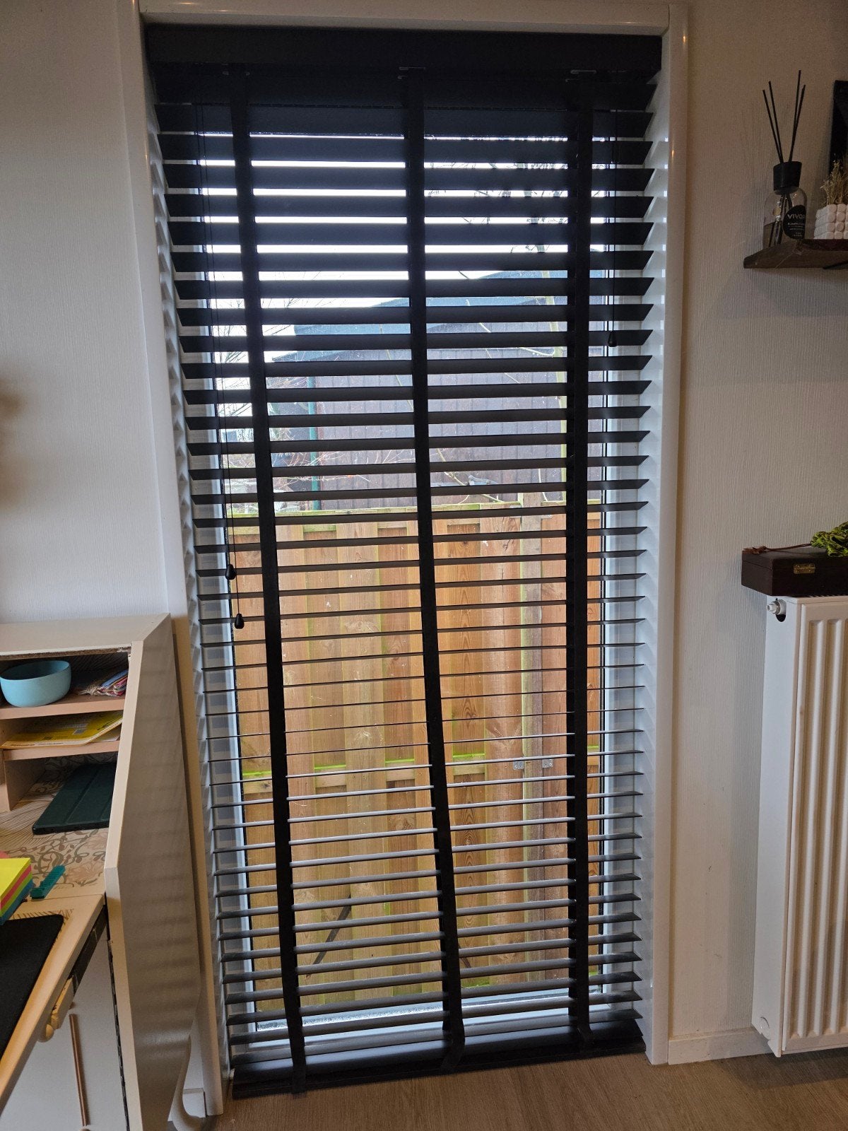 Zwarte houten jaloezien, Huis en Inrichting, Stoffering | Gordijnen en Lamellen, Ophalen, 50 tot 100 cm, Minder dan 100 cm