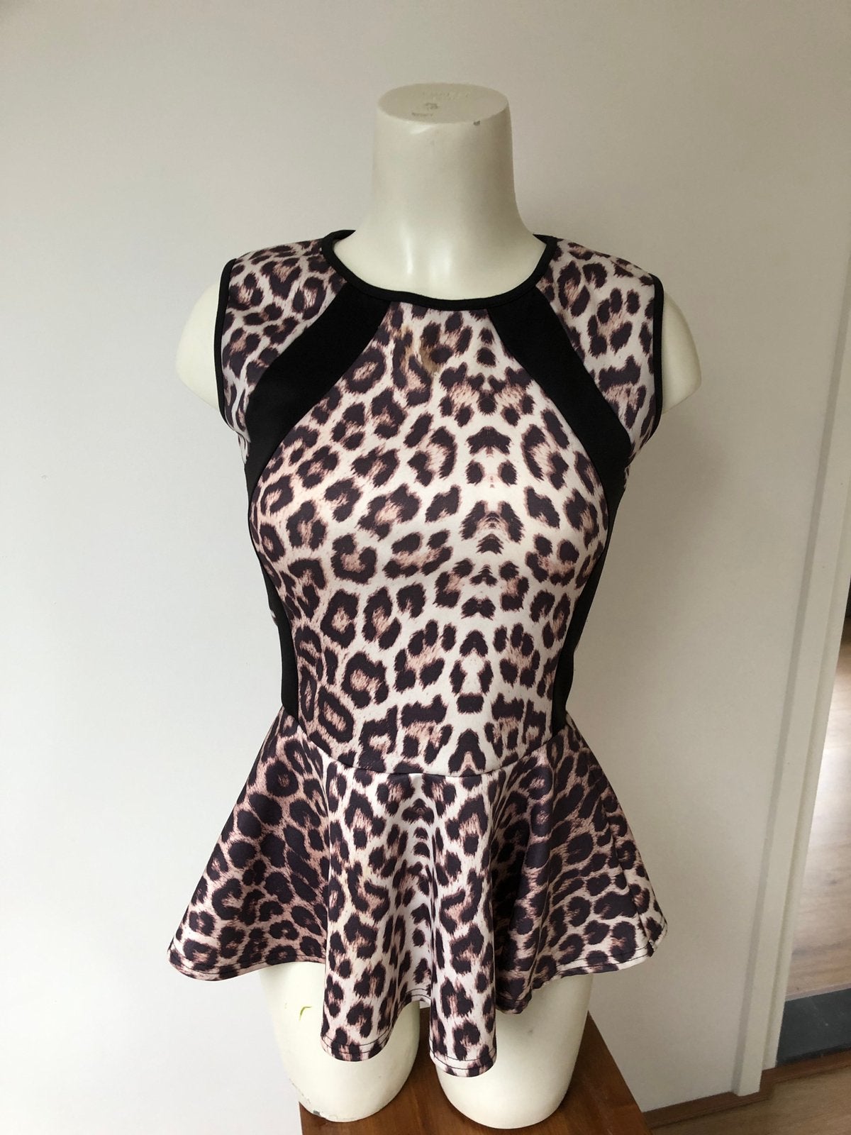 Nikka Leopard luipaard tuniek m zwart bruin, Maat 38/40 (M), Zwart, Ophalen of Verzenden, Zo goed als nieuw