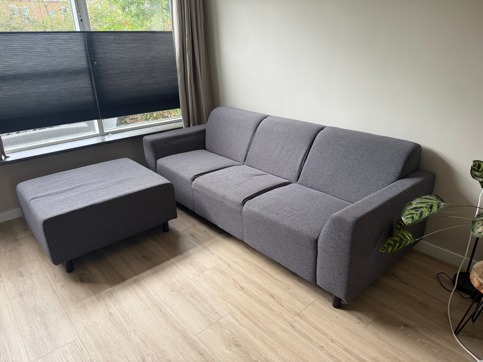 Grijze bank met hocker - Moet snel weg!!, Huis en Inrichting, Banken | Bankstellen, Ophalen, Gebruikt, Driepersoons, 75 tot 100 cm