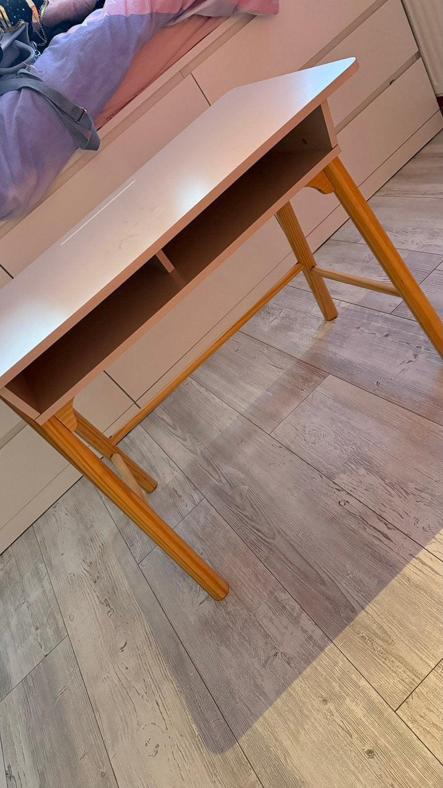 Licht roze bureau met houten poten – compact & praktisch, Ophalen, Zo goed als nieuw, Rechthoekig, 50 tot 100 cm