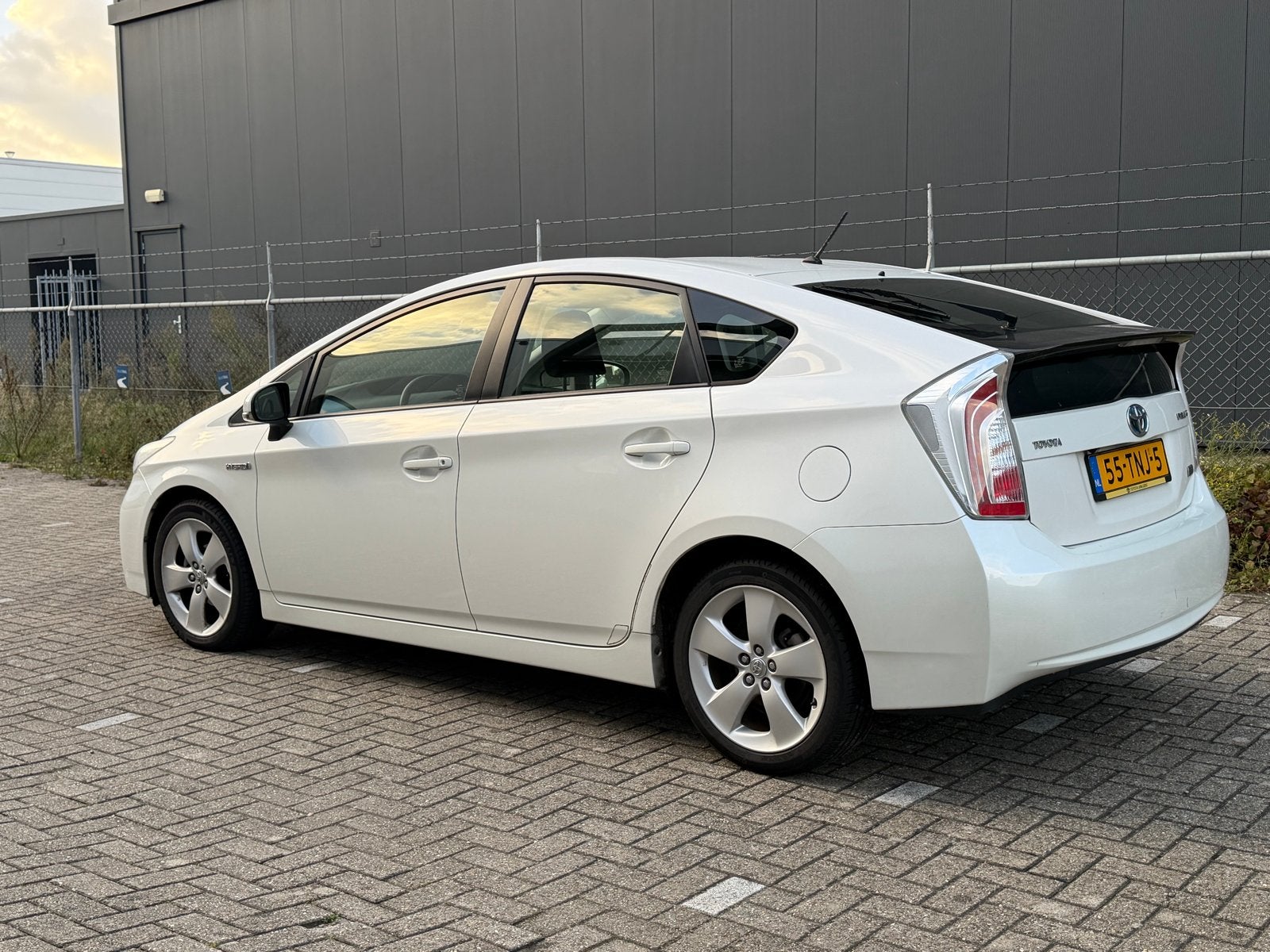 Toyota Prius 1.8 Full Hybrid 136PK Aut 2012 parelmoerwit, Auto's, 1340 kg, 4 cilinders, Wit, Origineel Nederlands