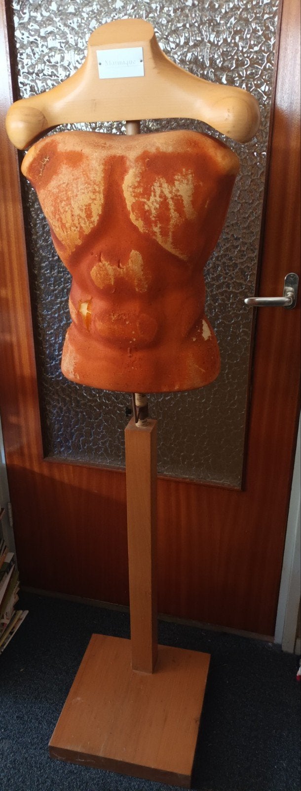 Vintage Matinique paspop met houten standaard, Ophalen