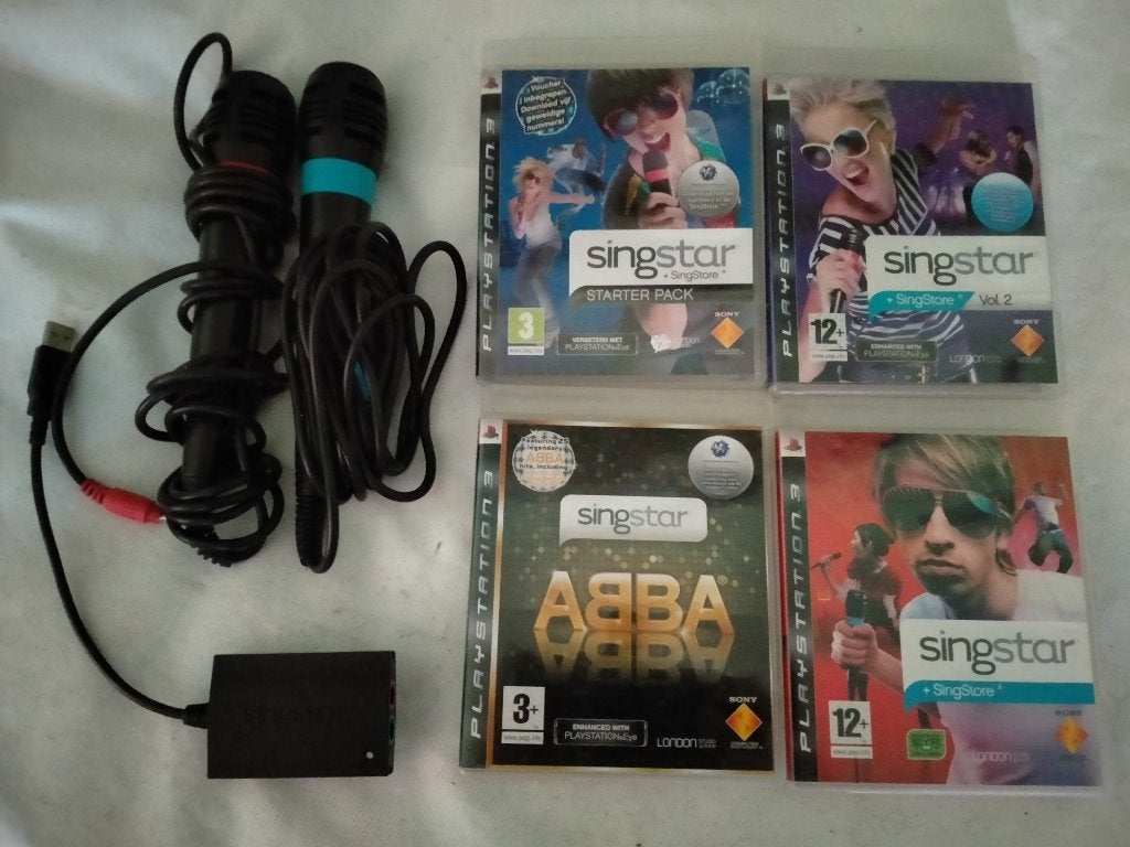 ps3 singstar met microfoons en 4 spelletjes, Ophalen, Muziek, Zo goed als nieuw, 3 spelers of meer