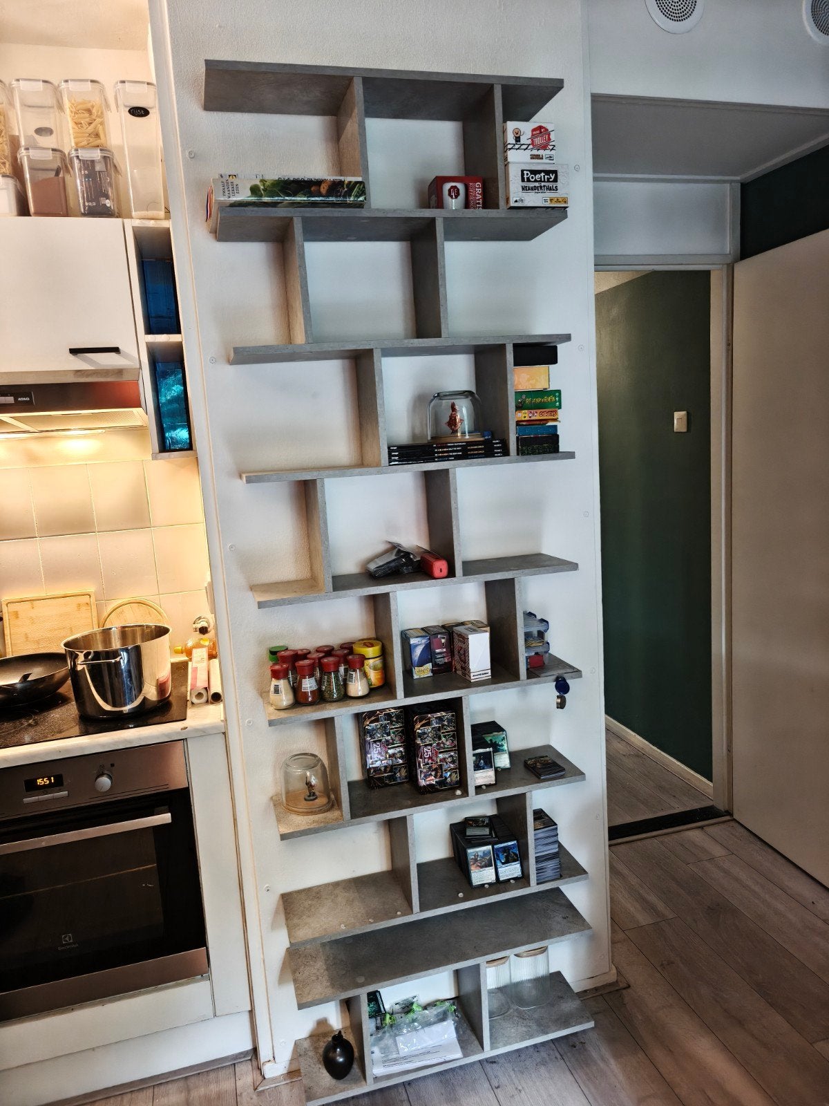 Moderne grijze wandkast/boekenplank