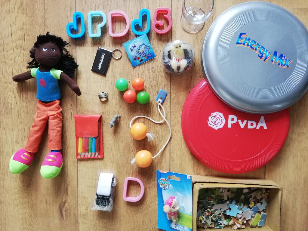 NIEUW popje;(dag)boek; kaars;puzzels; potloden;gum;strandbal, Ophalen of Verzenden, Zo goed als nieuw, Overige typen