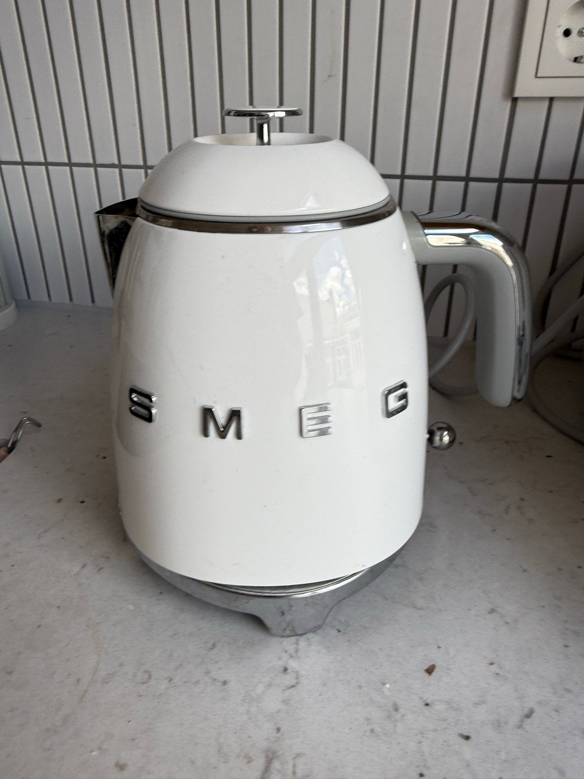 Smeg Waterkoker Wit - Stijlvol en Compact, Minder dan 1 liter, Ophalen, Zo goed als nieuw, Draadloos