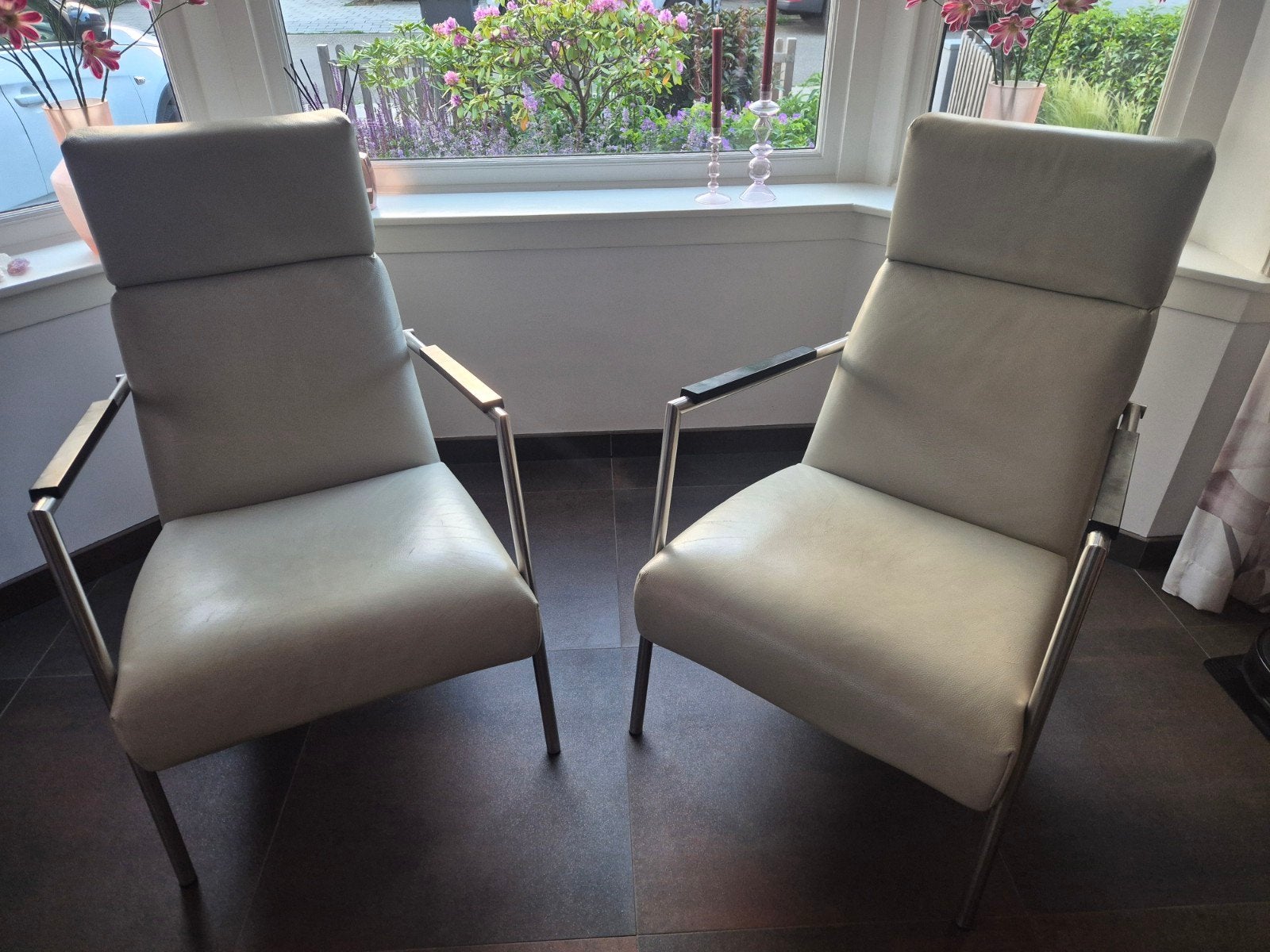 Set van 2 moderne fauteuils - lichtgrijs leer en metaal, Ophalen, Gebruikt, Twee, Leer