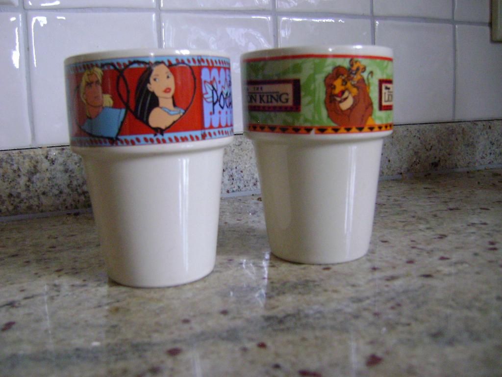 2 bekers Disney - Pocahontas en  de Lion King, Ophalen of Verzenden, Leeuwenkoning of Jungle Boek, Zo goed als nieuw, Servies