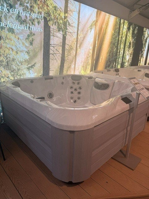 Jacuzzi | J-345, Ophalen, Zo goed als nieuw, Vast