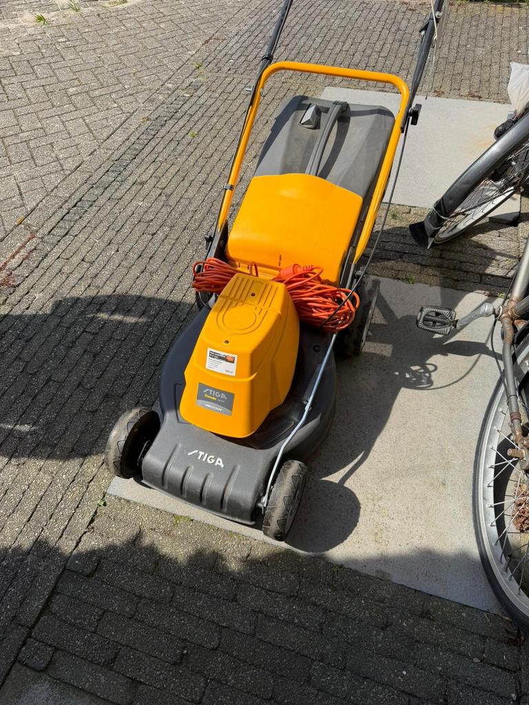 Stiga elektrische grasmaaier met opvangzak, Tuin en Terras, Grasmaaiers, Ophalen, Cirkelmaaier, Elektrische grasmaaier, Zo goed als nieuw