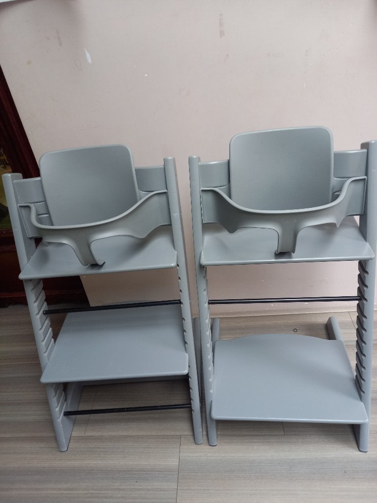 2x Stokke Tripp Trapp kinderstoel, storm grey, met babyset, Ophalen, Gebruikt, Meegroeistoel, Aanschuifbaar